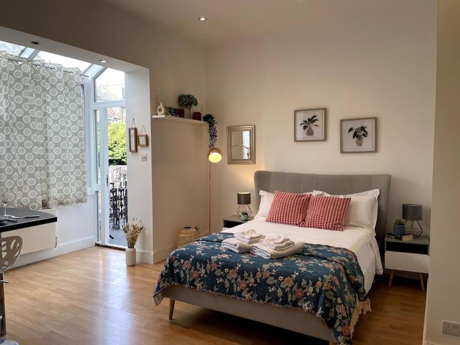 Cute&cozy In Barons Court Apartament Londra