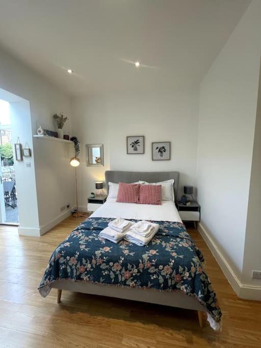 Cute&cozy In Barons Court Apartament Londra
